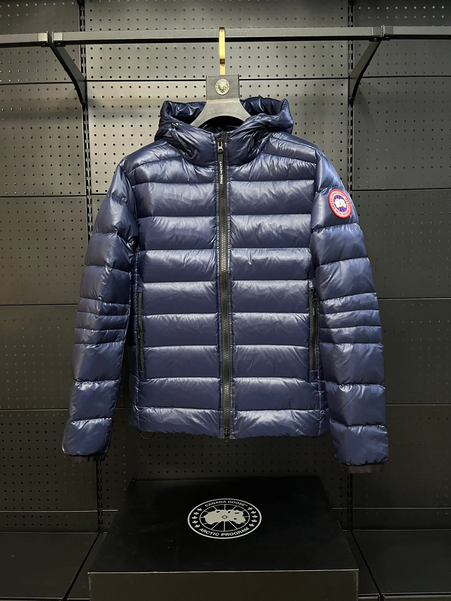 P860 Top 🔥purchase version 𝘾𝘼𝙉𝘼𝘿𝘼 𝙂𝙊𝙊𝙎𝙀/Canada Goose 2227 thin and light model. It’s super lightweight and doesn’t feel any weight on your upper body at all! Show more temperament‼  Canada Goose, a Canadian brand, has always been recognized as the warmest down jacket. Various Instagram celebrities, Internet celebrities, and celebrities often wear it for street photos. I make Canada Goose every year, but I still can’t get rid of my love for the goose. No matter how cold the winter is, there is no need to be afraid. Canada Goose is the legendary warmest down jacket and is known as a must-have for Arctic outdoor sports! The most popular down jacket in the world, celebrities are rushing to buy it, it is a must-have! Size: S-2XL Color: silver gray (red label) silver gray (black label), black (red label), black (black label), dark blue